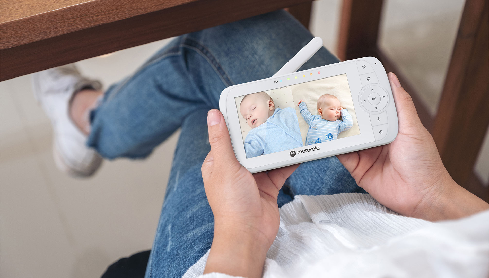 VM35-2 5 Inch Video Baby Monitor - 2 camera 5 inch Split screen with 2 way talk - Content image